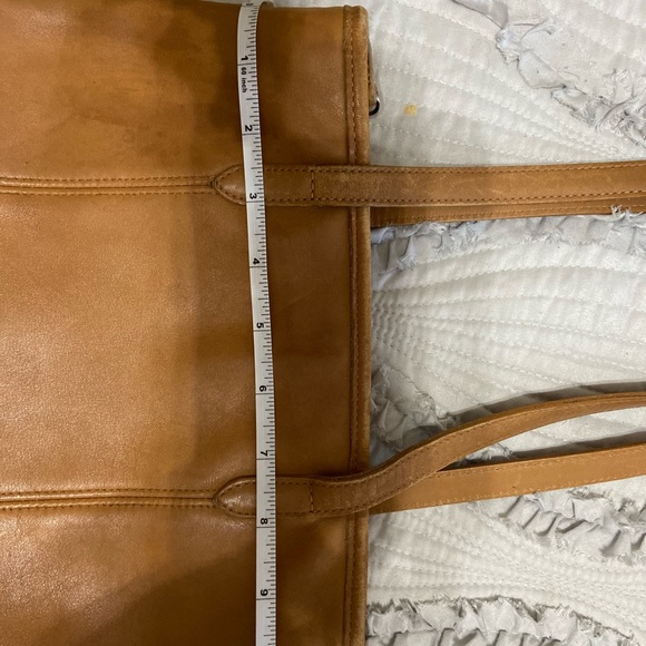 COACH Tan purse. See pics for condition & measurements - Picture 9 of 11